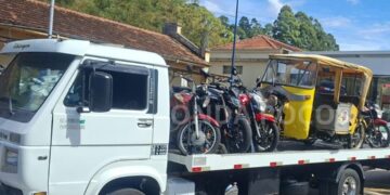 Blitz no feriado apreende 16 veículos em Poços, incluindo Tuk Tuk turístico