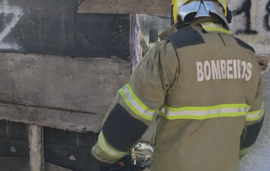 Incêndio atinge casa abandonada na zona sul de Poços de Caldas