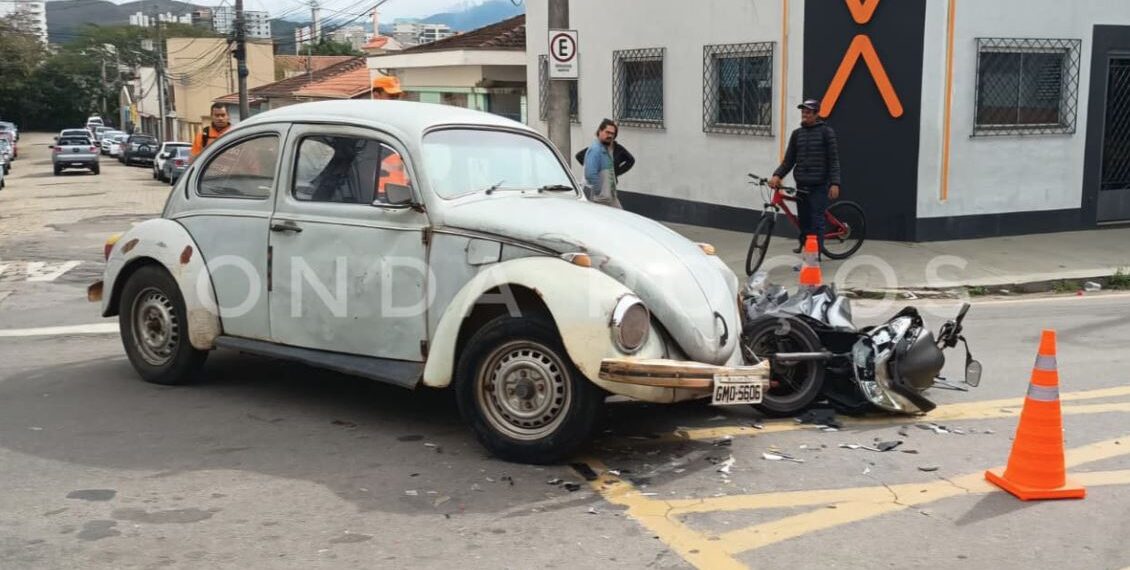 Motorista avança sinal de pare e provoca colisão em Poços de Caldas