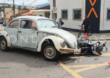 Motorista avança sinal de pare e provoca colisão em Poços de Caldas