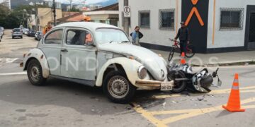 Motorista avança sinal de pare e provoca colisão em Poços de Caldas
