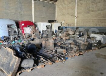 PM descobre desmanche de caminhões e apreende veículos roubados em Poços