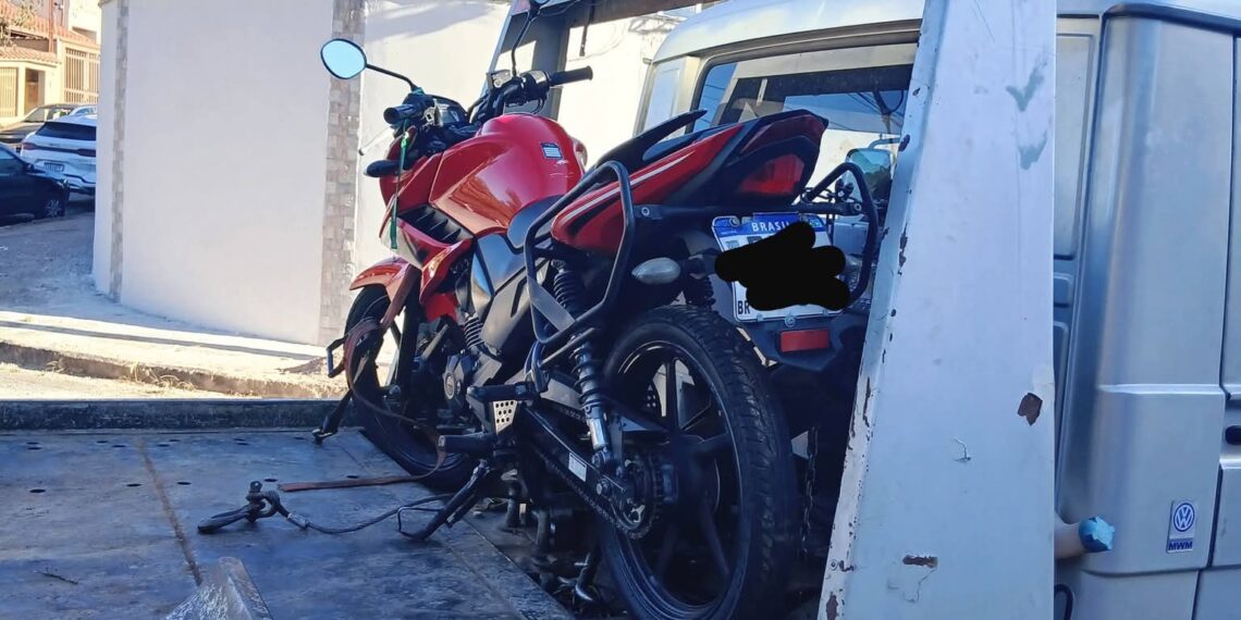 Motocicleta irregular é removida durante averiguação de denúncia em Poços de Caldas
