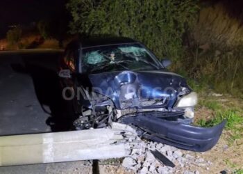 Carro derruba poste e deixa família ferida em Poços de Caldas