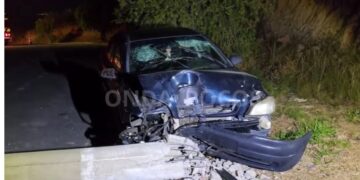 Carro derruba poste e deixa família ferida em Poços de Caldas