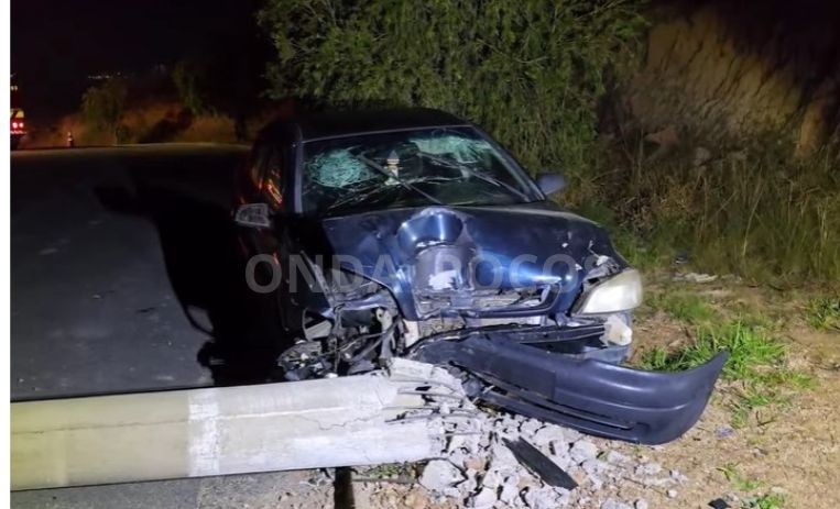 Carro derruba poste e deixa família ferida em Poços de Caldas