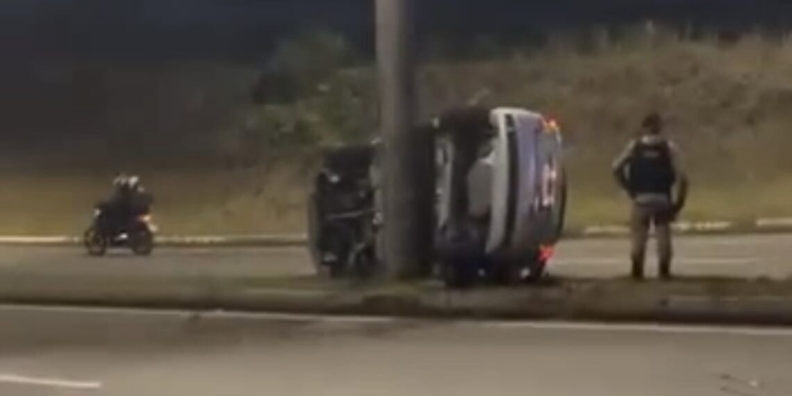 Dois ficam feridos após carro bater em poste na zona sul de Poços de Caldas
