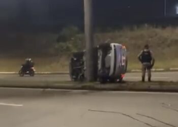 Dois ficam feridos após carro bater em poste na zona sul de Poços de Caldas