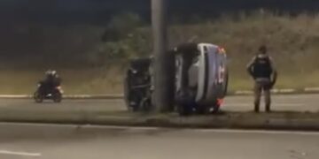 Dois ficam feridos após carro bater em poste na zona sul de Poços de Caldas