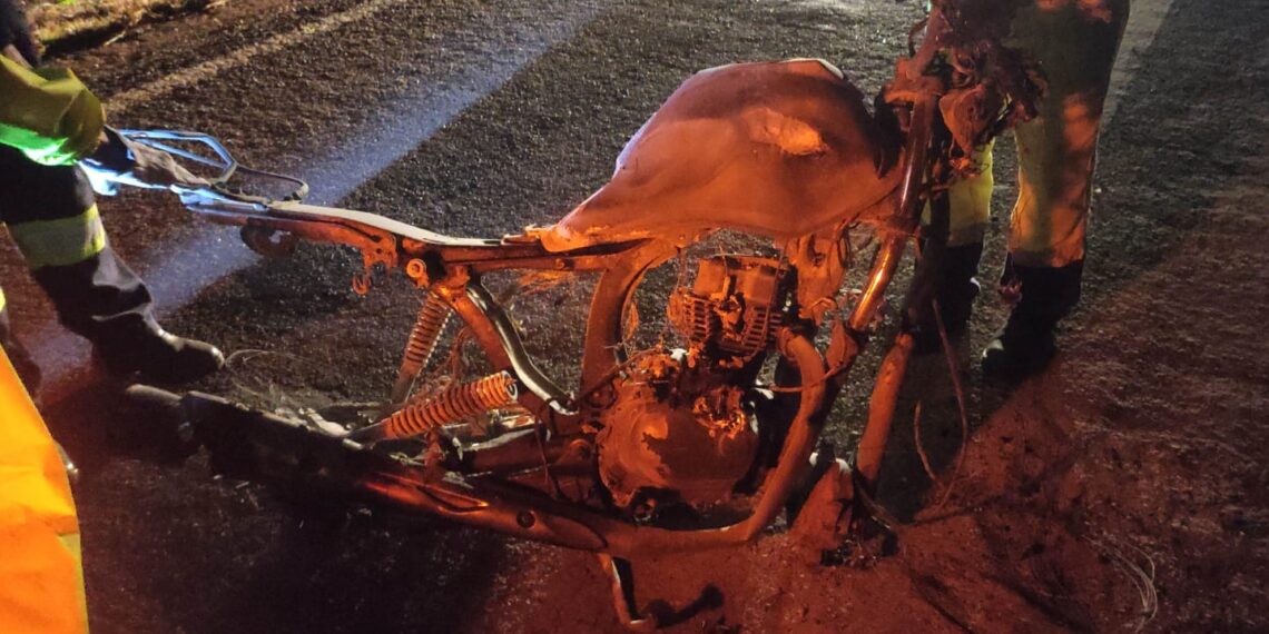 Colisão frontal entre carro e moto mata motociclista e deixa veículos em chamas