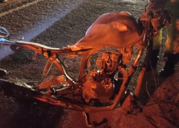 Colisão frontal entre carro e moto mata motociclista e deixa veículos em chamas