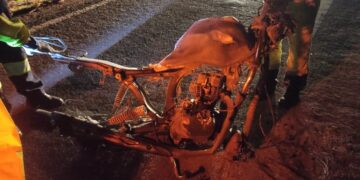Colisão frontal entre carro e moto mata motociclista e deixa veículos em chamas