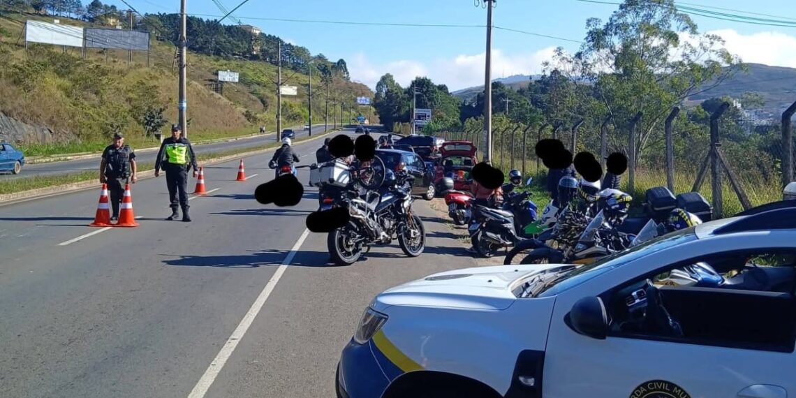 Operação Poços Mais Segura flagra oito motoristas sem CNH e registra 15 autuações na Zona Sul