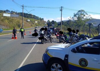 Operação Poços Mais Segura flagra oito motoristas sem CNH e registra 15 autuações na Zona Sul