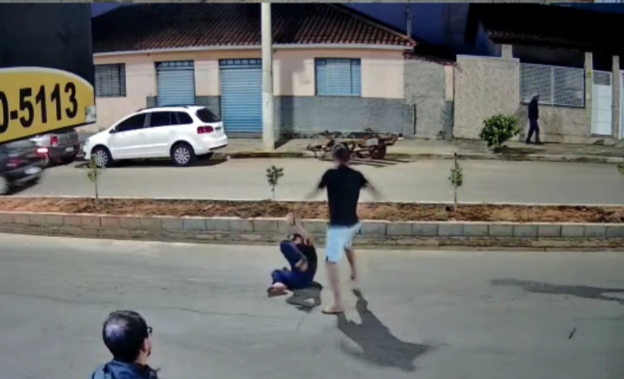 Imagens mostram agressão contra mulher no Sul de Minas; suspeito é procurado