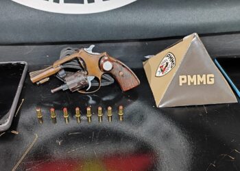 Homem é preso após exibir arma de fogo em redes sociais em Poços