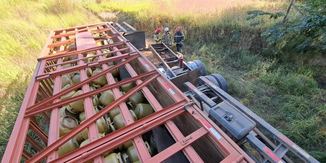Caminhão carregado com botijões de gás capota na BR-146 em Poços de Caldas