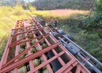 Caminhão carregado com botijões de gás capota na BR-146 em Poços de Caldas