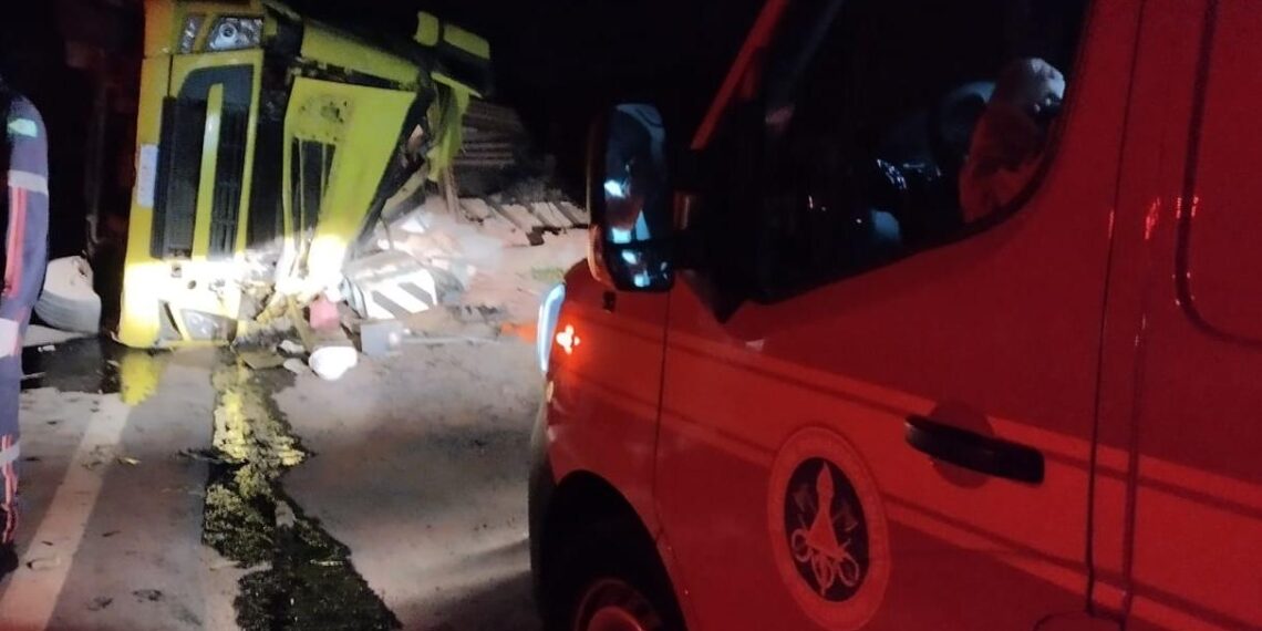 Motorista fica ferido após caminhão carregado com piso cerâmico tombar na MG-455, em Andradas