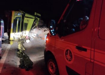 Motorista fica ferido após caminhão carregado com piso cerâmico tombar na MG-455, em Andradas