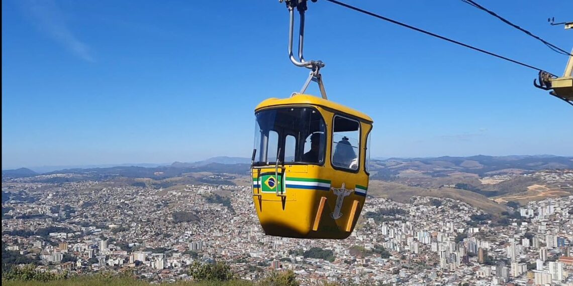 Teleférico de Poços ganha decoração temática da Copa do Mundo