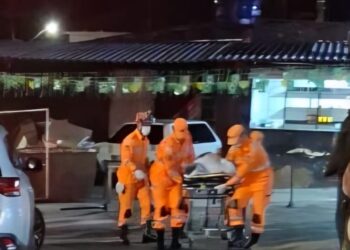 Três homens são baleados em estabelecimento comercial na região