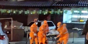 Três homens são baleados em estabelecimento comercial na região