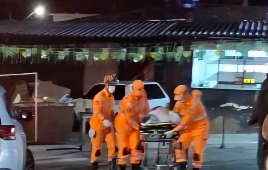 Três homens são baleados em estabelecimento comercial na região