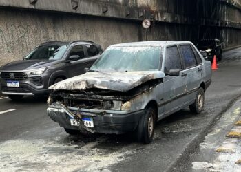 Mãe retira filha às pressas após carro pegar fogo na trincheira, em Poços de Caldas