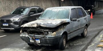 Mãe retira filha às pressas após carro pegar fogo na trincheira, em Poços de Caldas