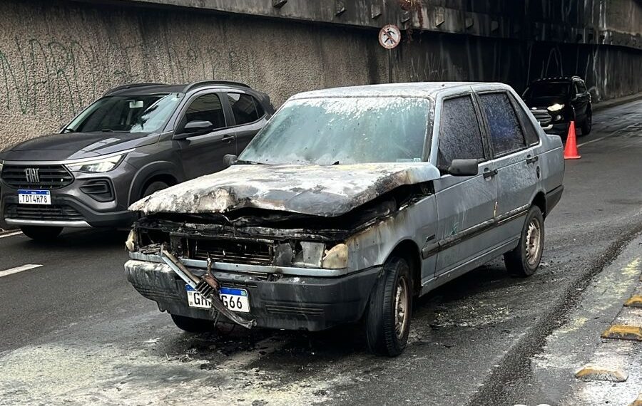 Mãe retira filha às pressas após carro pegar fogo na trincheira, em Poços de Caldas