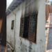Incêndio atinge casa e mobiliza Corpo de Bombeiros; Motocicleta elétrica em recarga pode ter sido a causa
