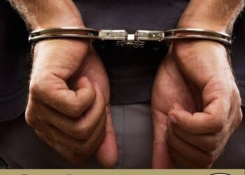 Homem com mandado de prisão por homicídio é preso após fornecer identidade falsa em Poços