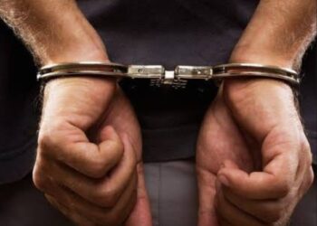 Homem com mandado de prisão por homicídio é preso após fornecer identidade falsa em Poços