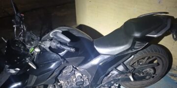 Adolescente é apreendido com moto furtada e barra de maconha em Poços de Caldas
