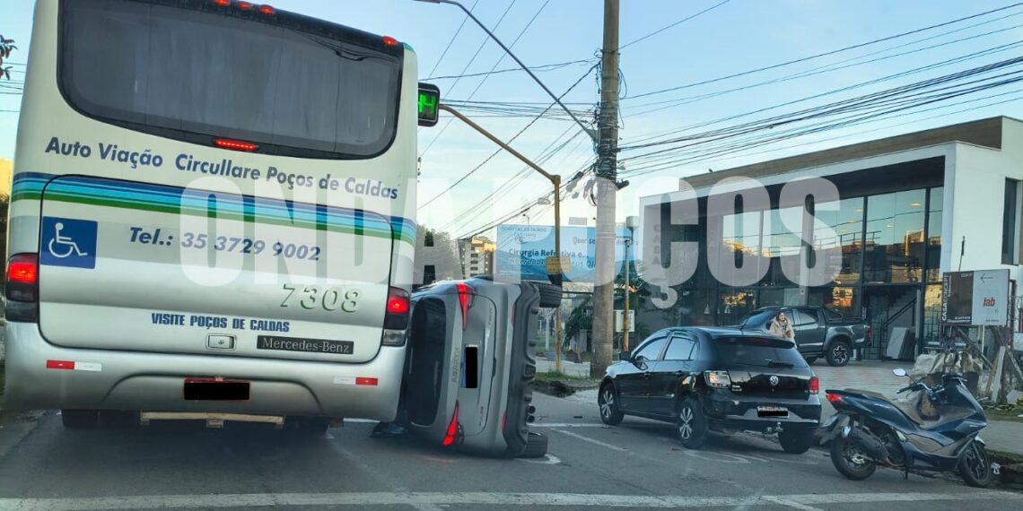 Fiat Pulse tomba após bater na traseira de Gol na avenida João Pinheiro, em Poços de Caldas