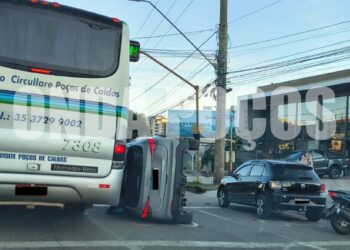 Fiat Pulse tomba após bater na traseira de Gol na avenida João Pinheiro, em Poços de Caldas