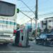 Fiat Pulse tomba após bater na traseira de Gol na avenida João Pinheiro, em Poços de Caldas