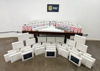 PRF apreende R$ 3 milhões em produtos Apple transportados em veículo que simulava viatura policial