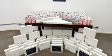 PRF apreende R$ 3 milhões em produtos Apple transportados em veículo que simulava viatura policial