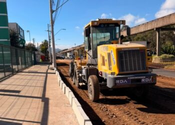 Obras na Avenida João Pinheiro avançam com instalação de meios-fios