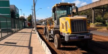 Obras na Avenida João Pinheiro avançam com instalação de meios-fios
