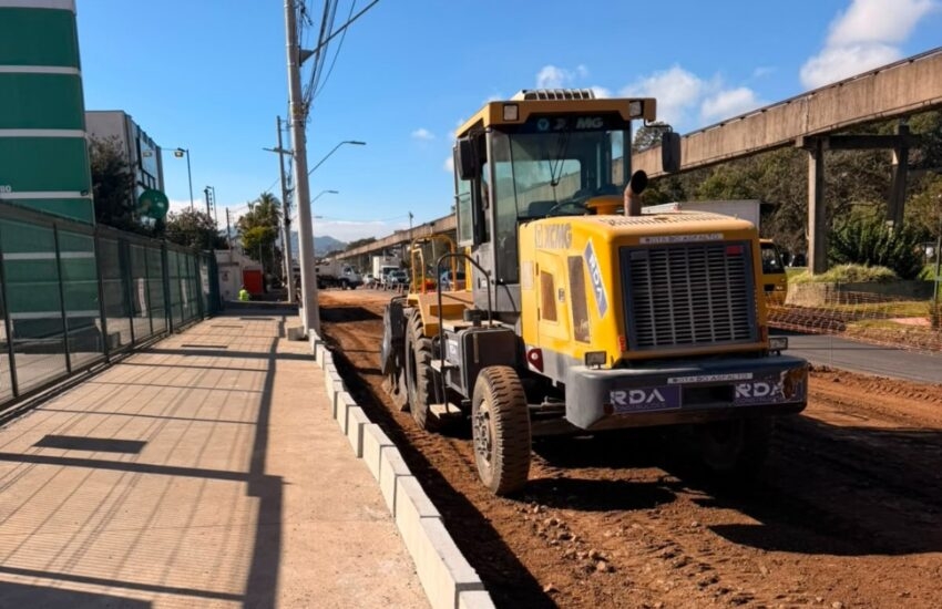 Obras na Avenida João Pinheiro avançam com instalação de meios-fios