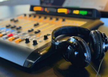 Mineiros passam quase quatro horas por dia ouvindo rádio, aponta Quaest
