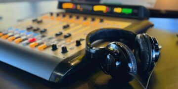 Mineiros passam quase quatro horas por dia ouvindo rádio, aponta Quaest