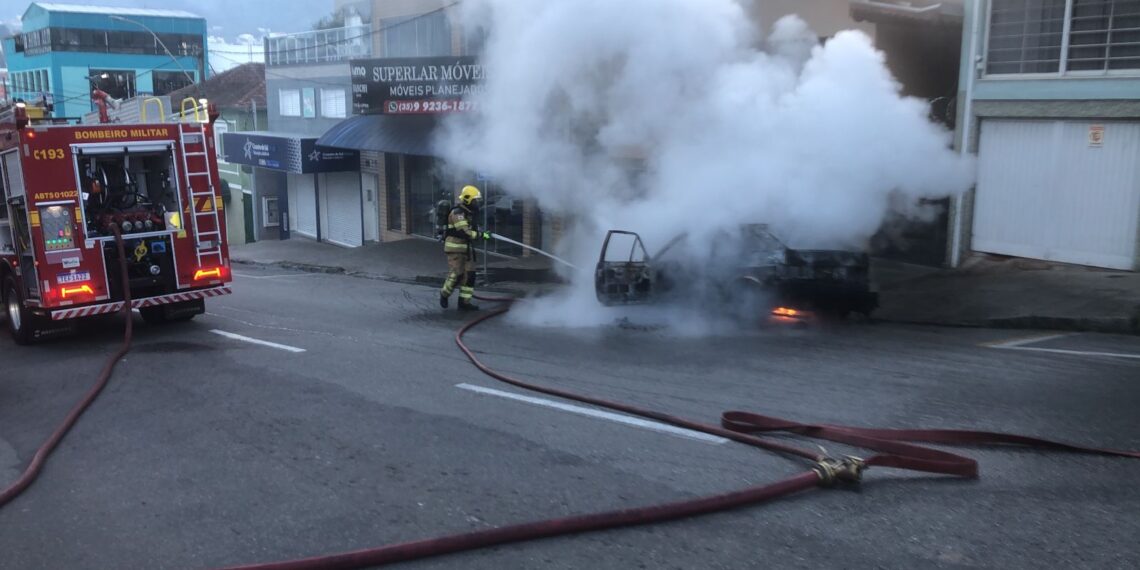 Carro pega fogo no Centro de Poços de Caldas e mobiliza Corpo de Bombeiros