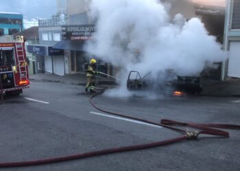 Carro pega fogo no Centro de Poços de Caldas e mobiliza Corpo de Bombeiros