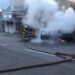 Carro pega fogo no Centro de Poços de Caldas e mobiliza Corpo de Bombeiros