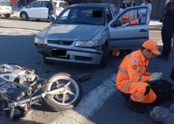 Acidente entre carro e moto deixa motociclista ferido em Poços de Caldas