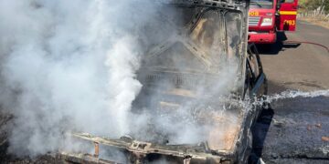 Veículo é destruído por incêndio em estrada vicinal na região